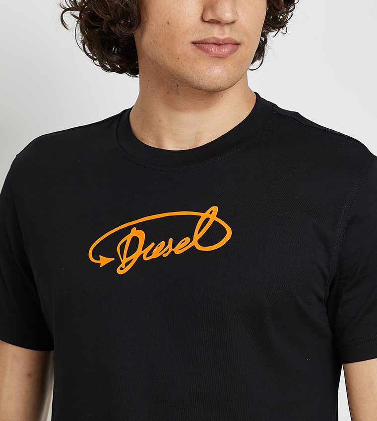 تيشيرت كم قصير بطبعة