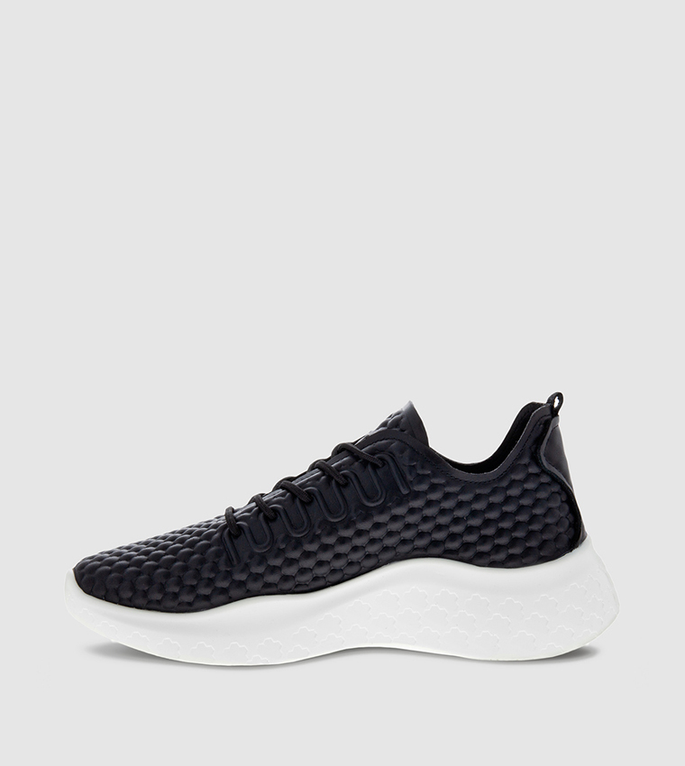 حذاء ثيراب الرياضي