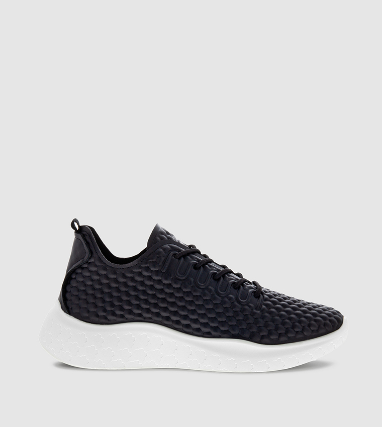 حذاء ثيراب الرياضي