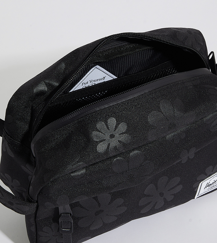 حقيبة أدوات الزينة منقوشة