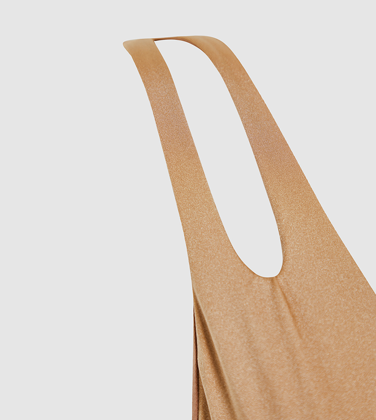 توب بيكيني بفتحة 