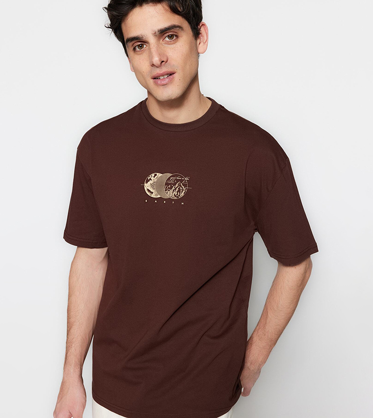 تيشيرت بطبعة بأكمام قصيرة