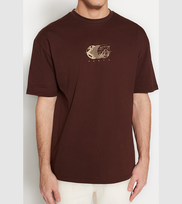 تيشيرت بطبعة بأكمام قصيرة