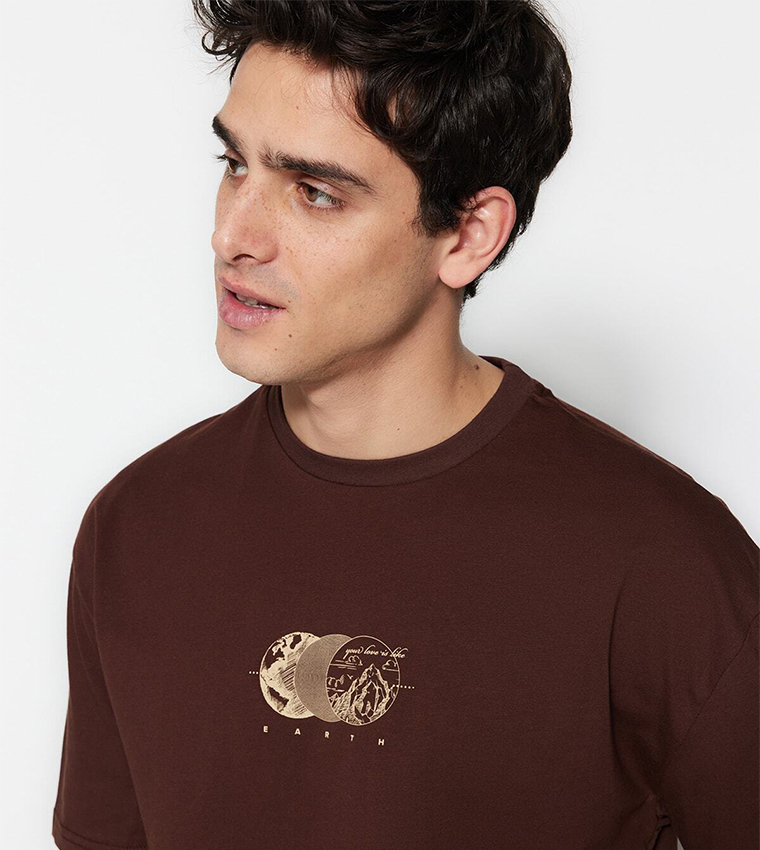 تيشيرت بطبعة بأكمام قصيرة