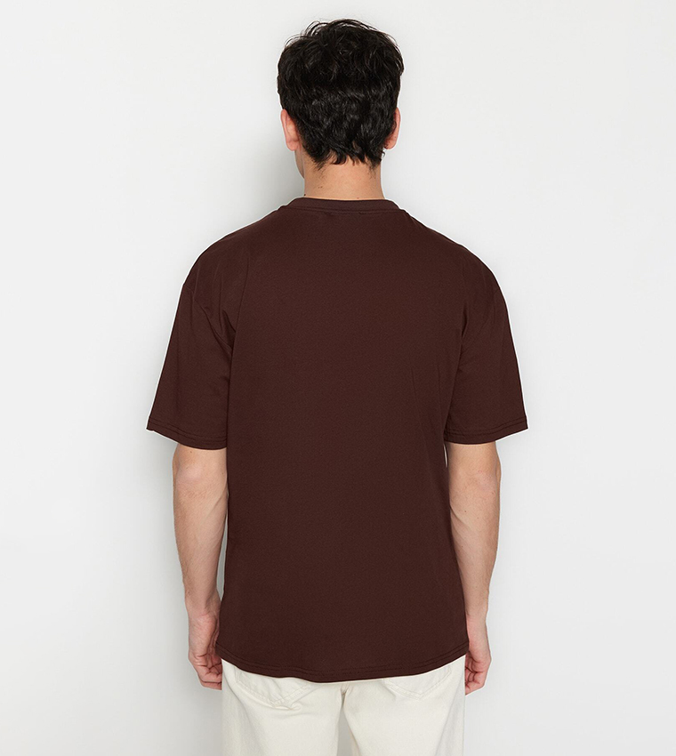 تيشيرت بطبعة بأكمام قصيرة