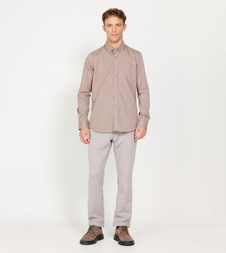 قميص بياقة بأزرار منقوش