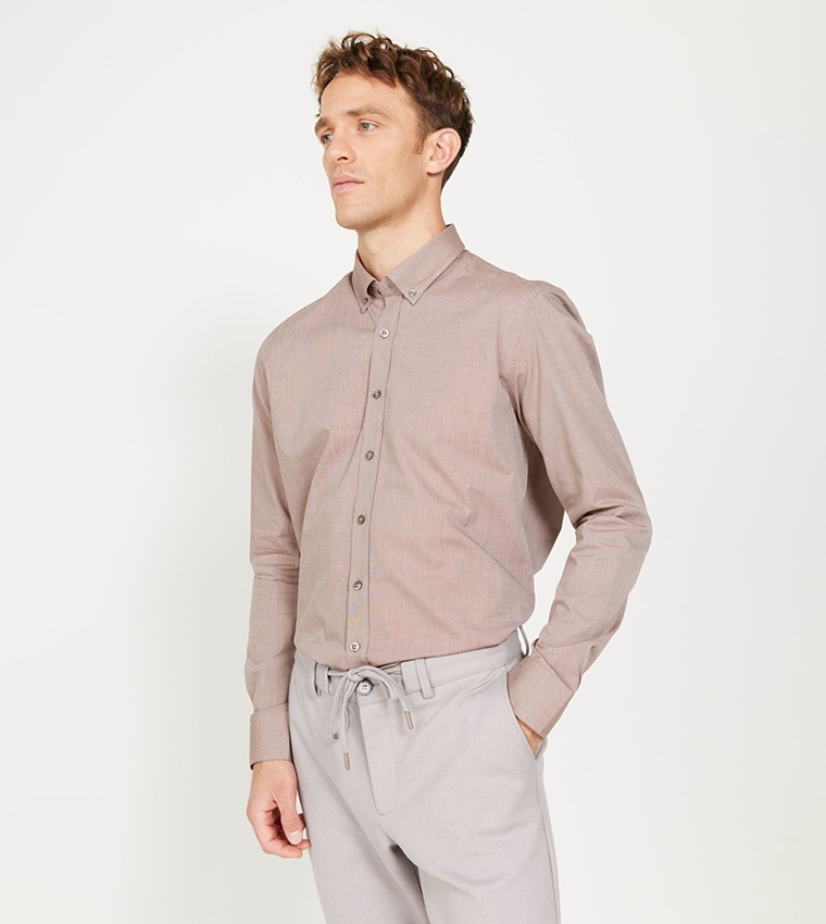 قميص بياقة بأزرار منقوش