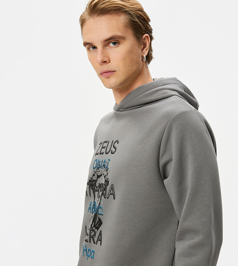 هودي بأكمام طويلة وطبعة 