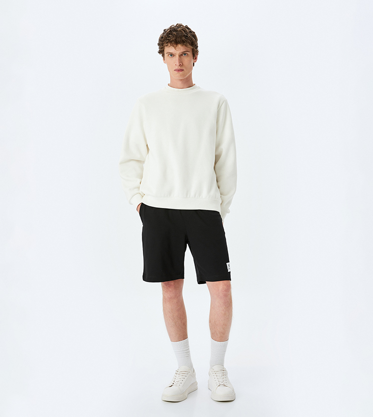 شورت برمودا برباط على الخصر 