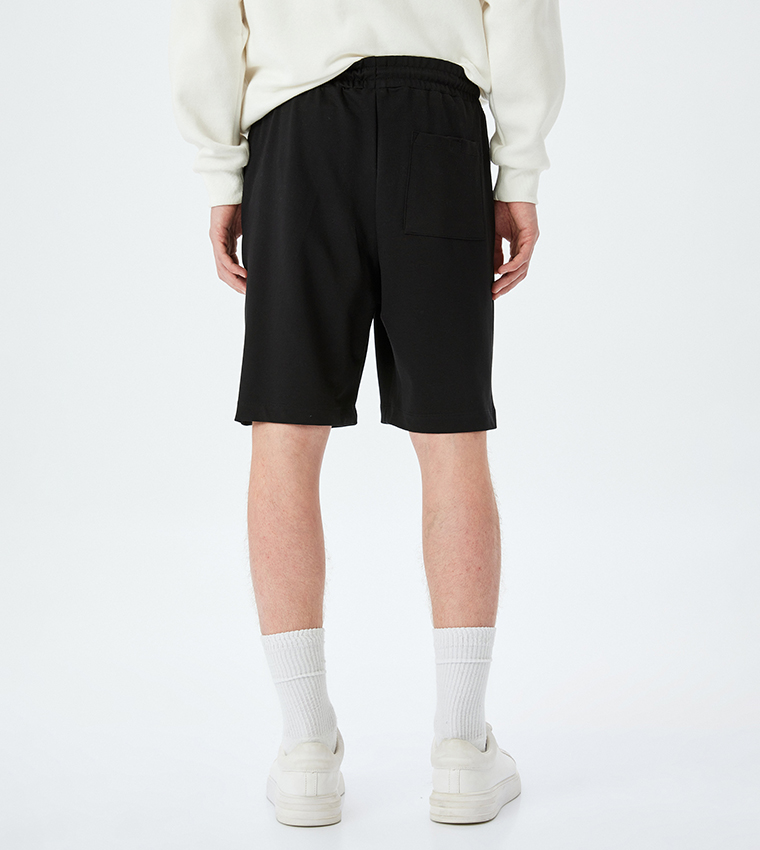 شورت برمودا برباط على الخصر 