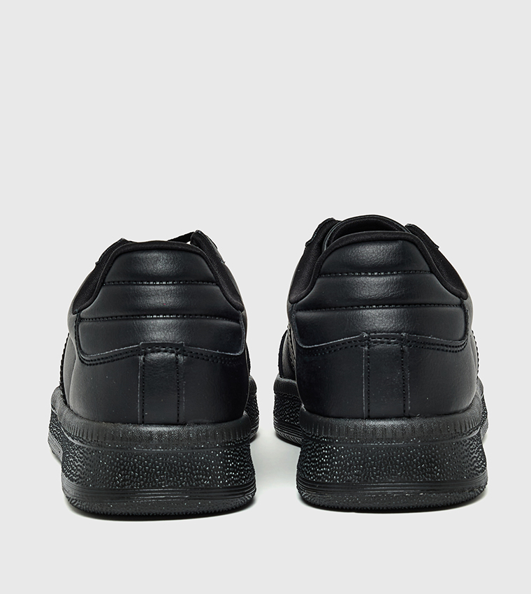 سنيكرز رجالي بشعار ورباط 