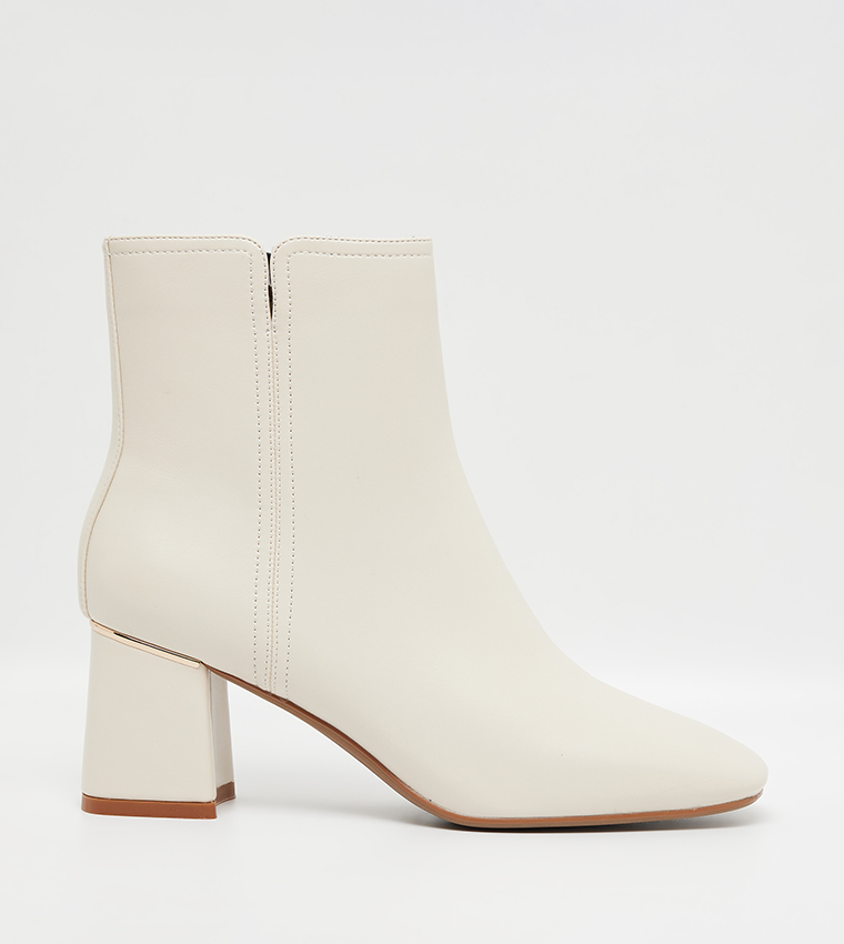 بوت بمقدمة لوزية