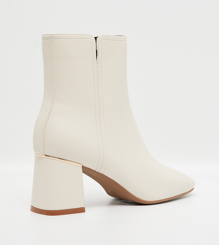 بوت بمقدمة لوزية