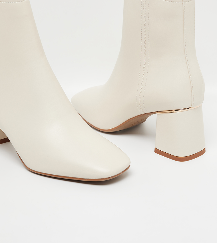 بوت بمقدمة لوزية