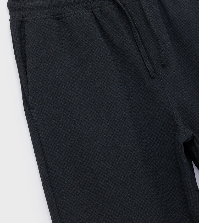 بنطال برباط على الخصر 