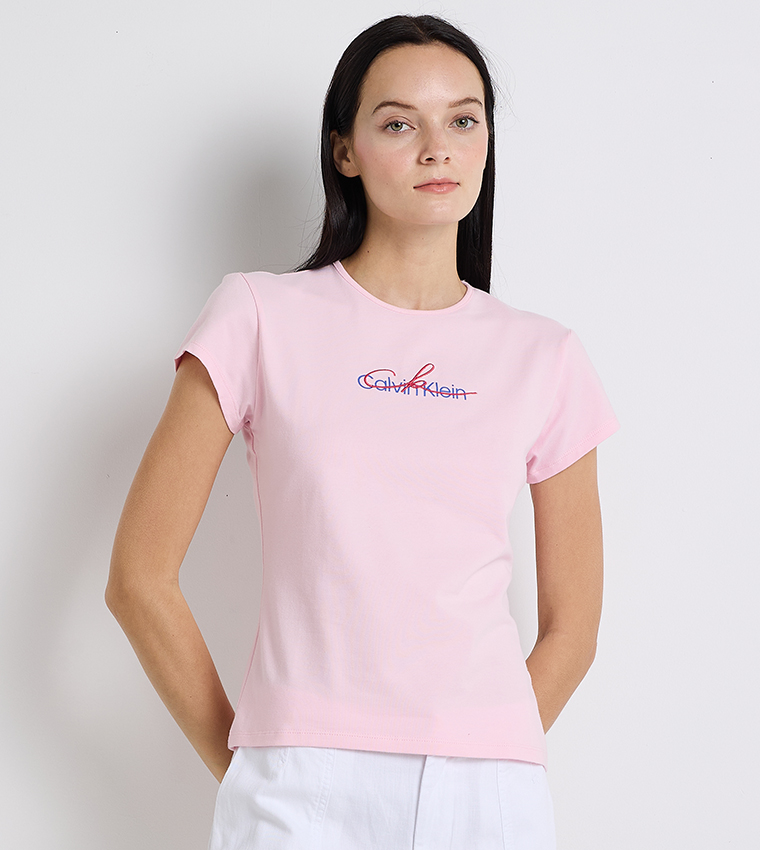 تيشيرت ضيق بطبعة شعار