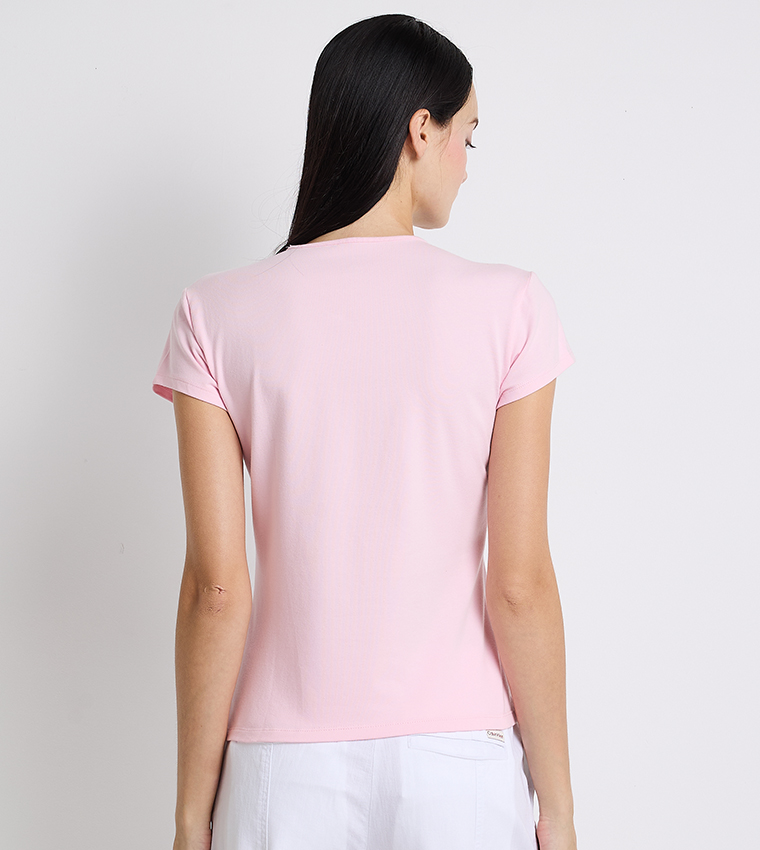 تيشيرت ضيق بطبعة شعار