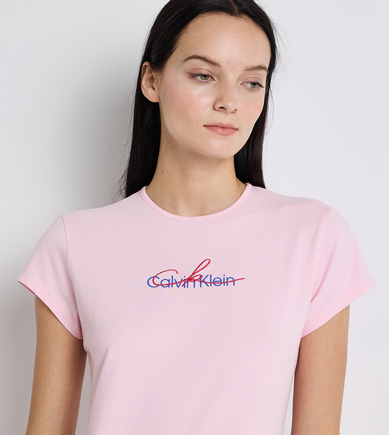 تيشيرت ضيق بطبعة شعار