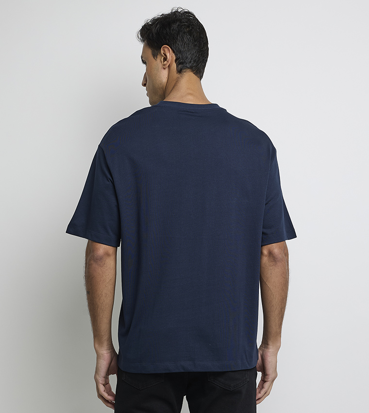 تيشيرت بشعار مطرز وكم قصير 