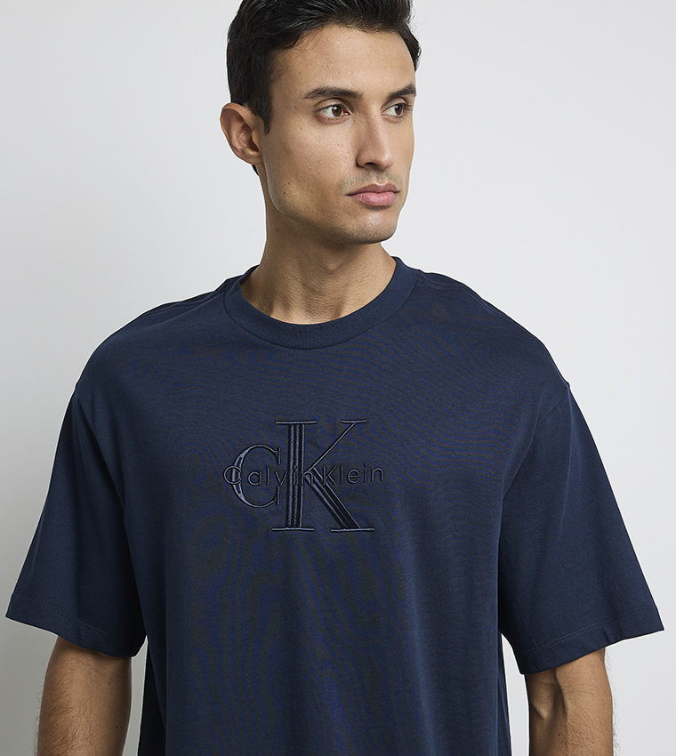 تيشيرت بشعار مطرز وكم قصير 