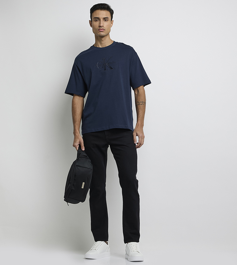 تيشيرت بشعار مطرز وكم قصير 