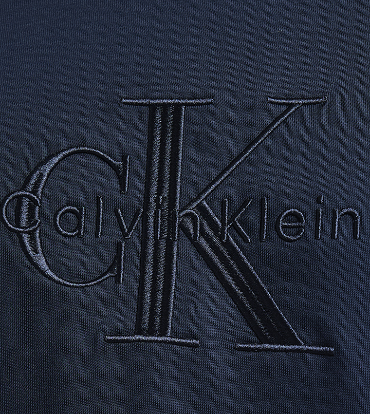 تيشيرت بشعار مطرز وكم قصير 