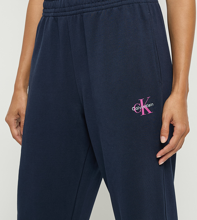 بنطال رياضة  بشعار مطرز وخصر مرن