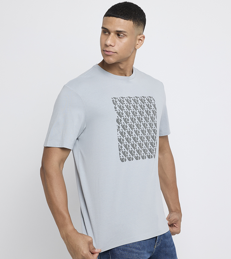 تيشيرت بياقة دائرية وطبعة مونوغرام