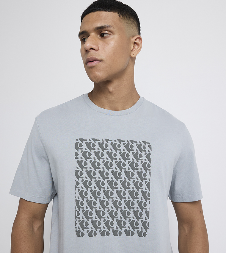 تيشيرت بياقة دائرية وطبعة مونوغرام