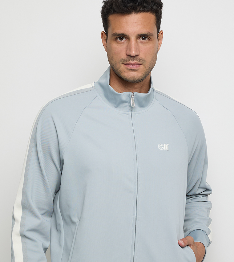 جاكيت بخط جانبي وياقة عالية