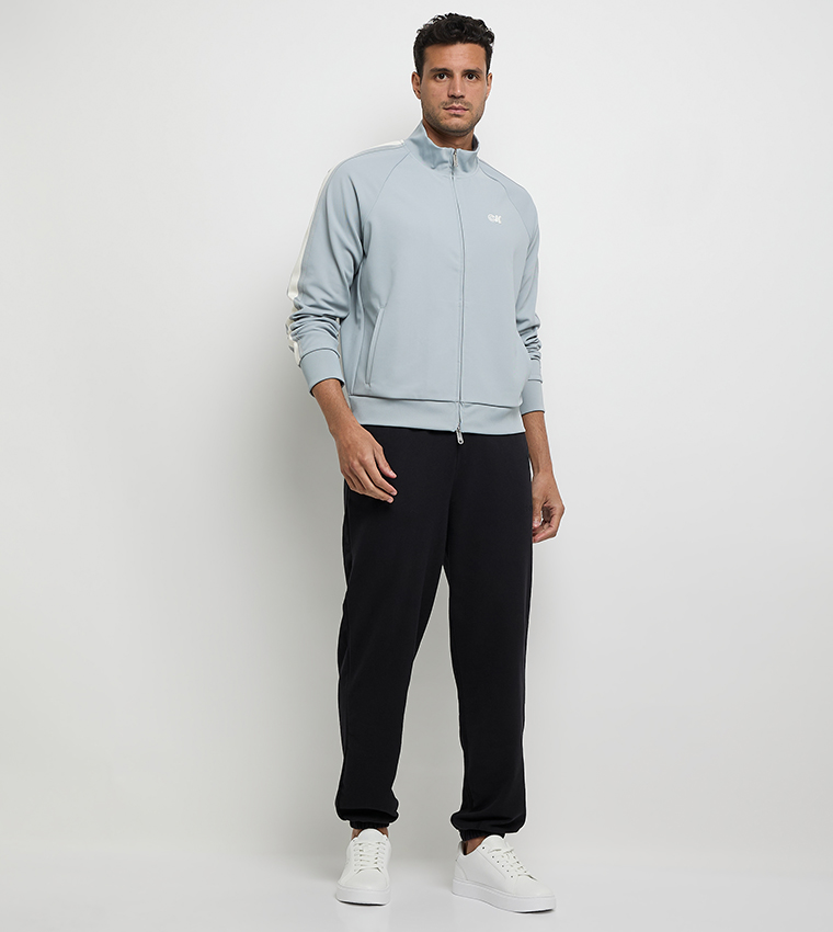 جاكيت بخط جانبي وياقة عالية