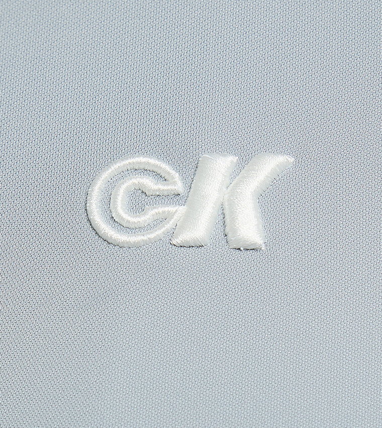 جاكيت بخط جانبي وياقة عالية