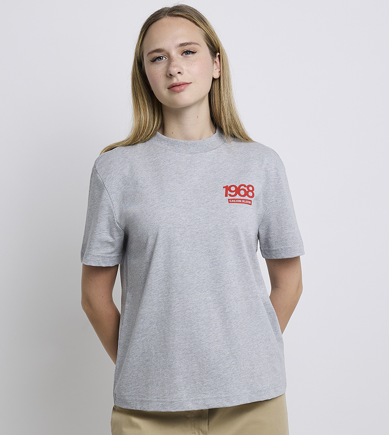 تيشيرت برقبة مستديرة وطبعة شعار 