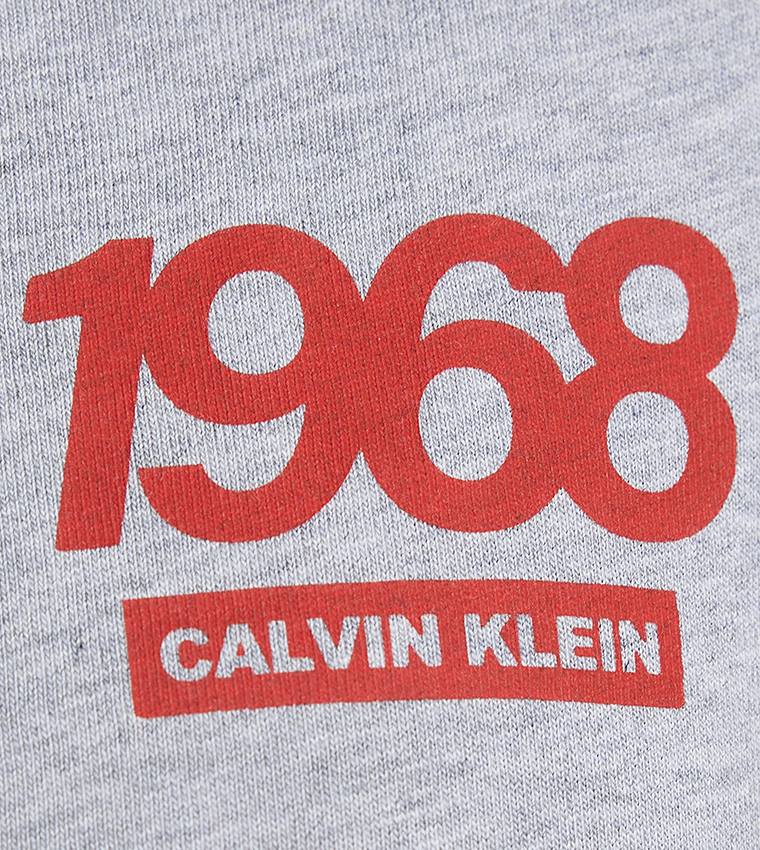 تيشيرت برقبة مستديرة وطبعة شعار 