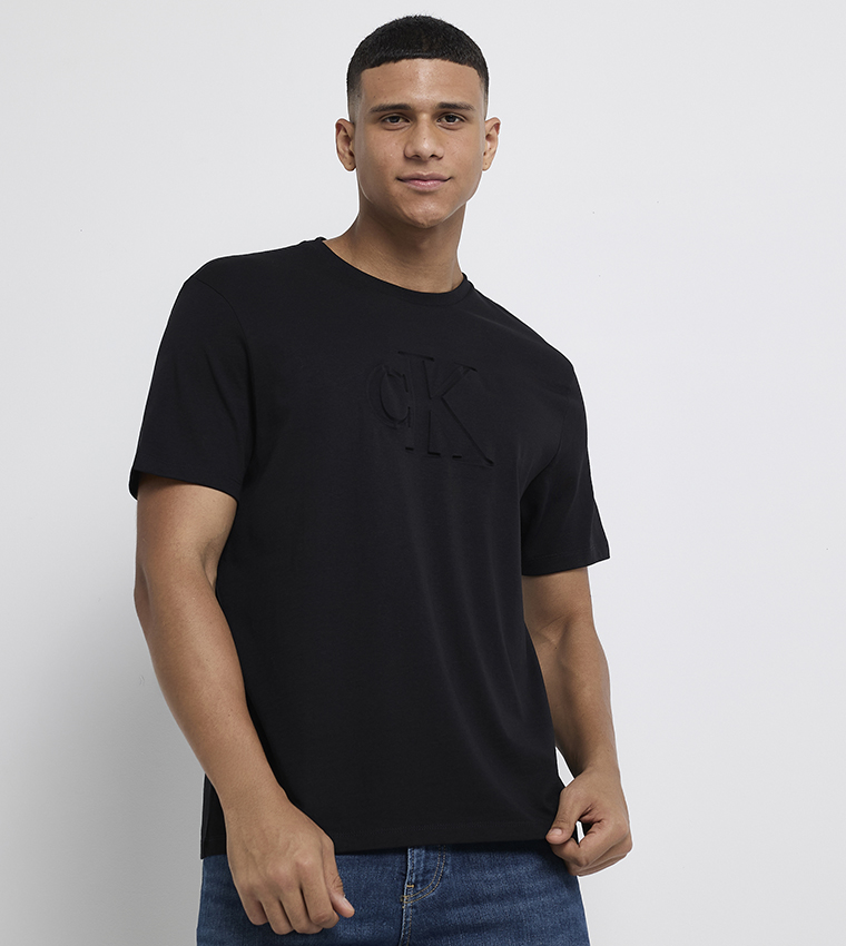 تيشيرت بأكمام قصيرة وشعار 