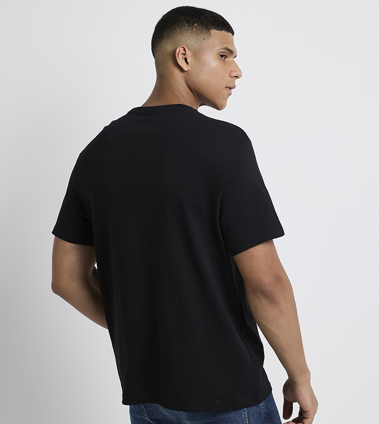 تيشيرت بأكمام قصيرة وشعار 