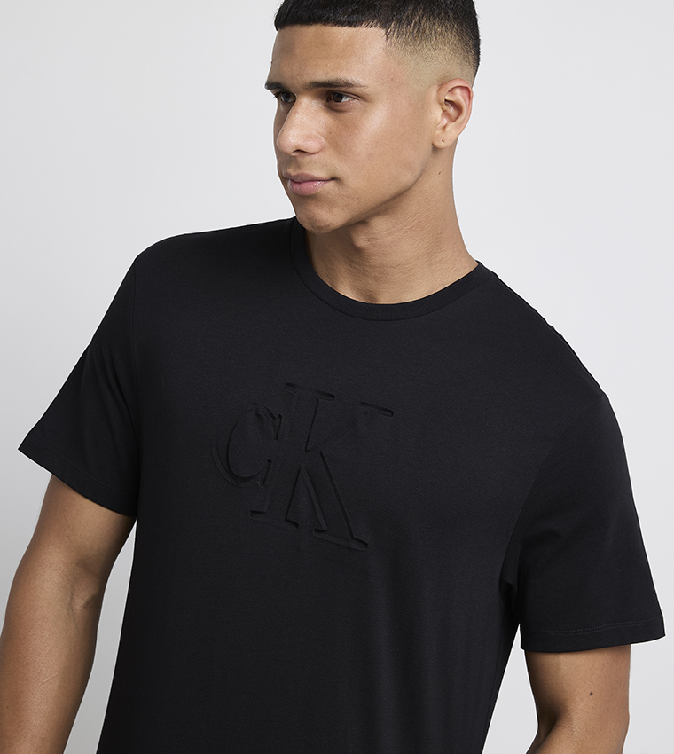 تيشيرت بأكمام قصيرة وشعار 