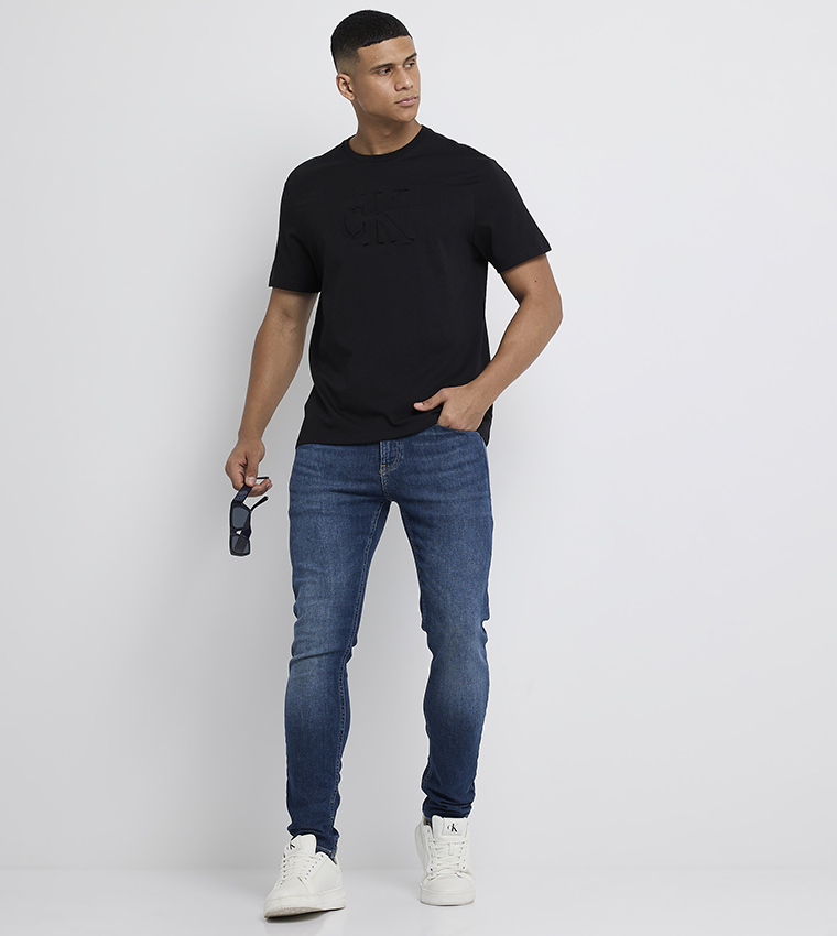 تيشيرت بأكمام قصيرة وشعار 