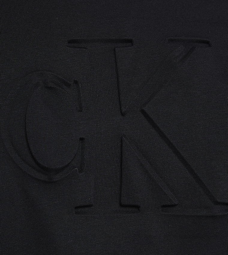 تيشيرت بأكمام قصيرة وشعار 