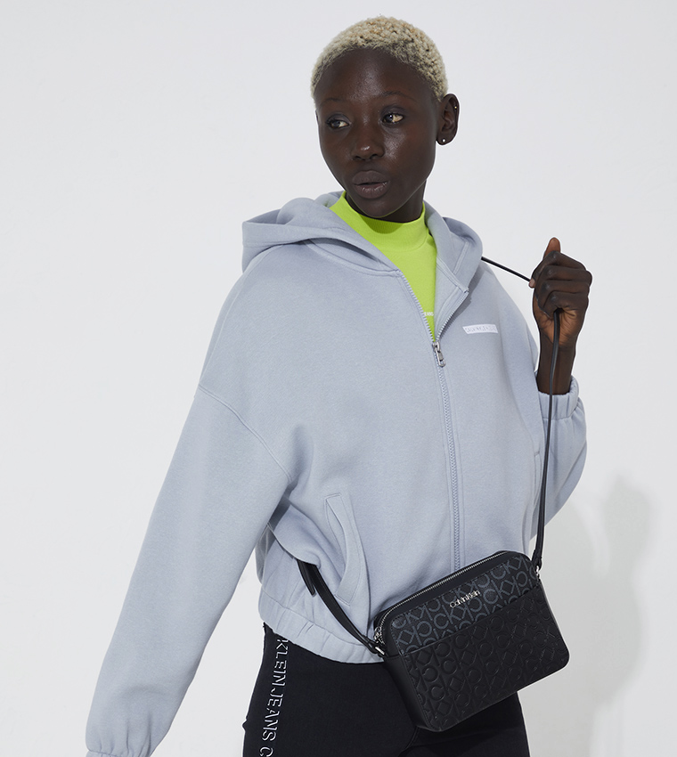 اشتري كالفين كلاين حقيبة كروس بادي مزينة بشعار الماركة بلون أسود