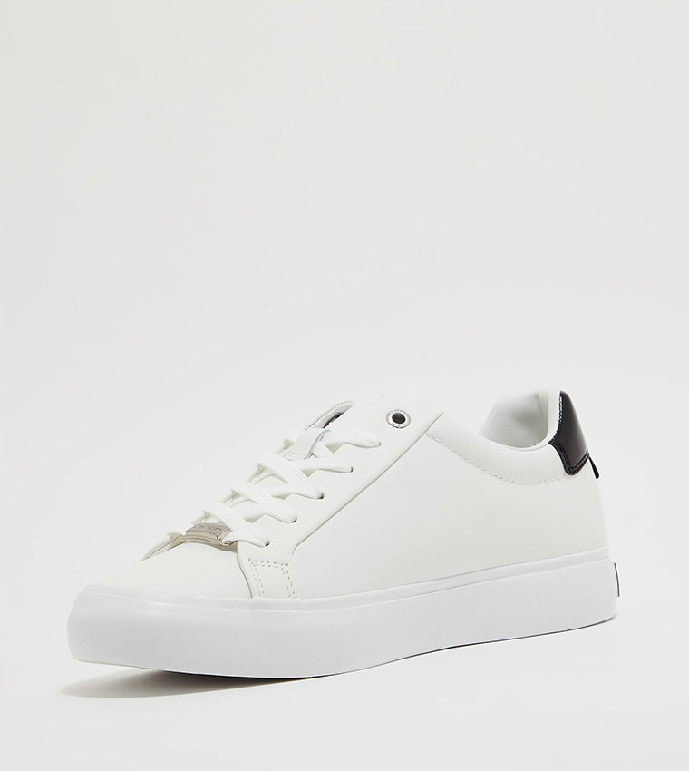 سنيكرز برقبة قصيرة 