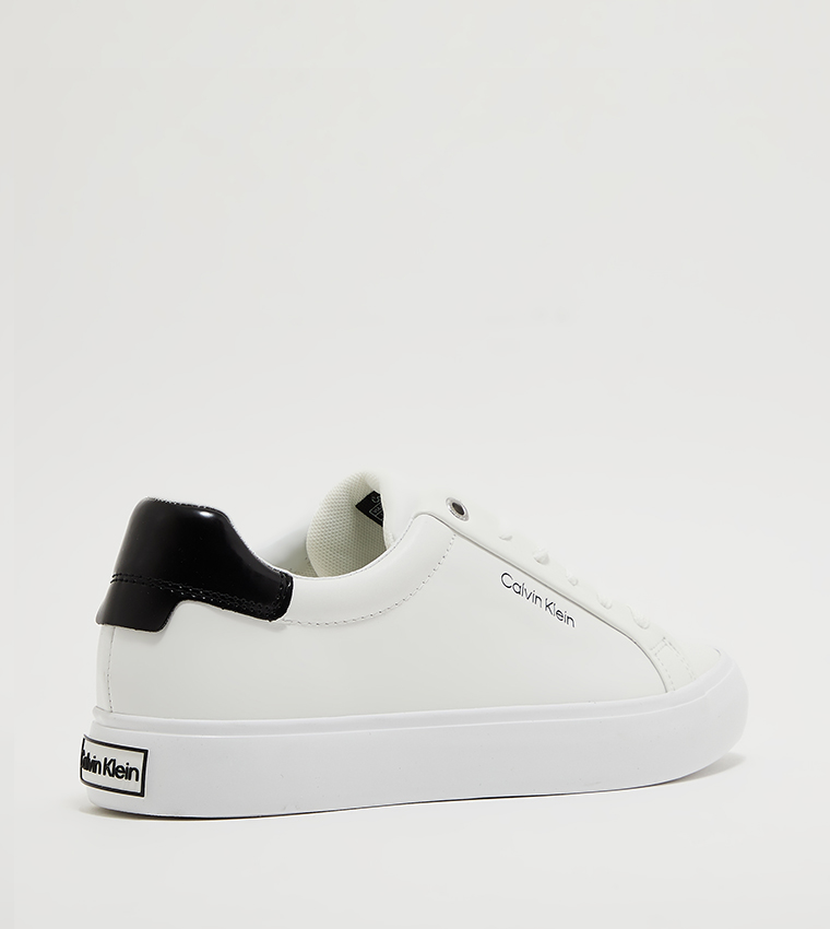 سنيكرز برقبة قصيرة 