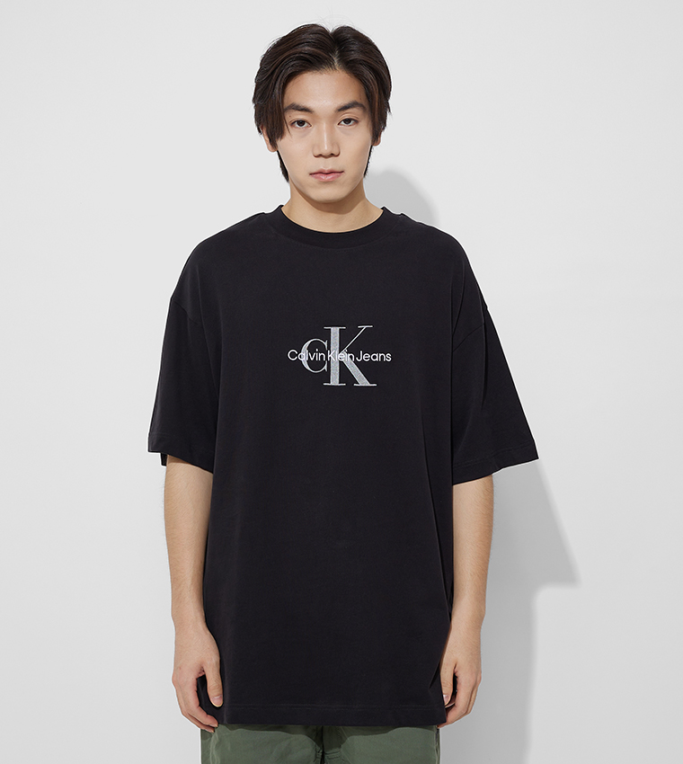Buy Calvin Klein Archival Monologo Oversizeed T Shirt In Black | 6thStreet  Qatar