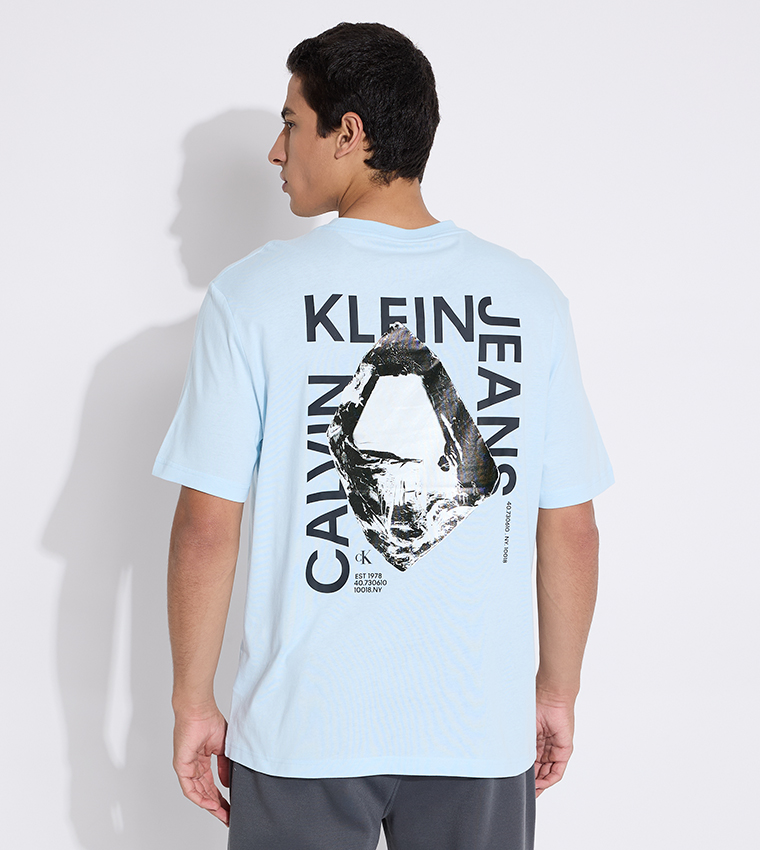 تيشيرت بياقة دائرية وبطبعة