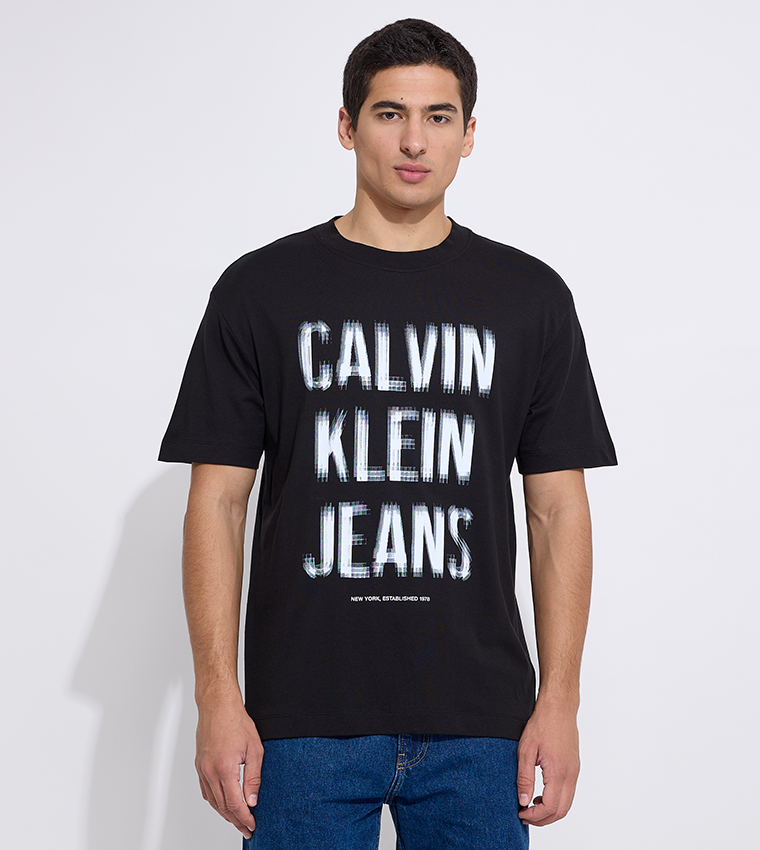 تيشيرت بياقة مستديرة وطبعة العلامة التجارية