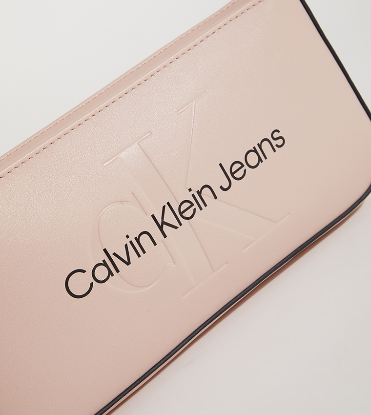 حقيبة كتف بطبعة شعار