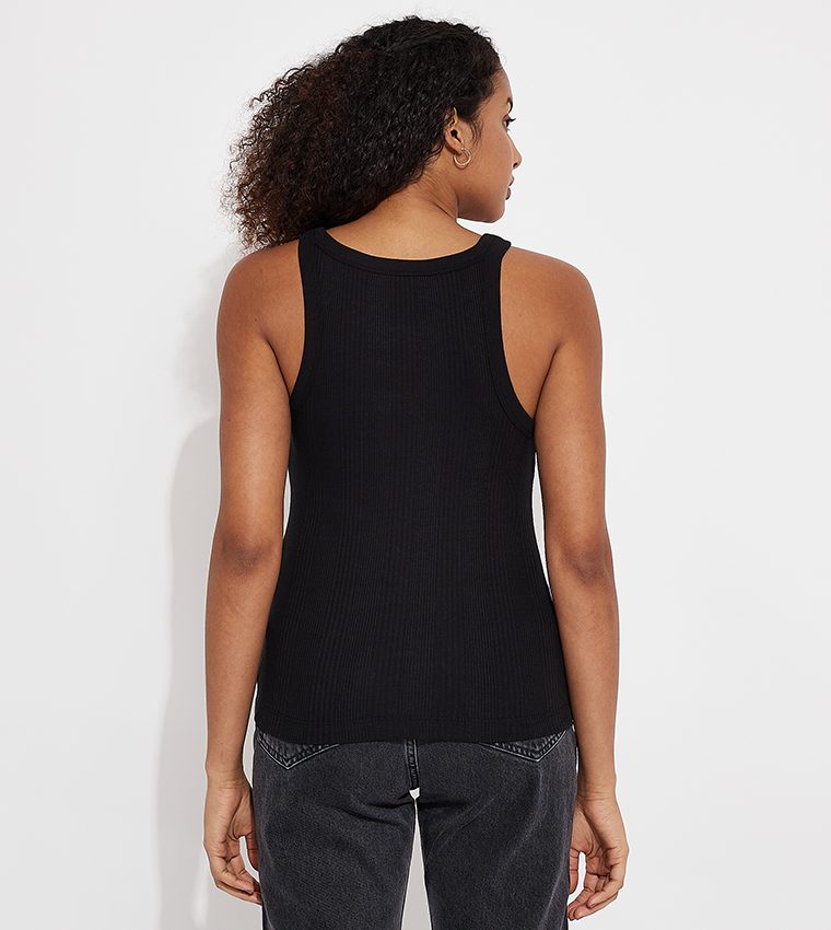 توب بدون أكمام