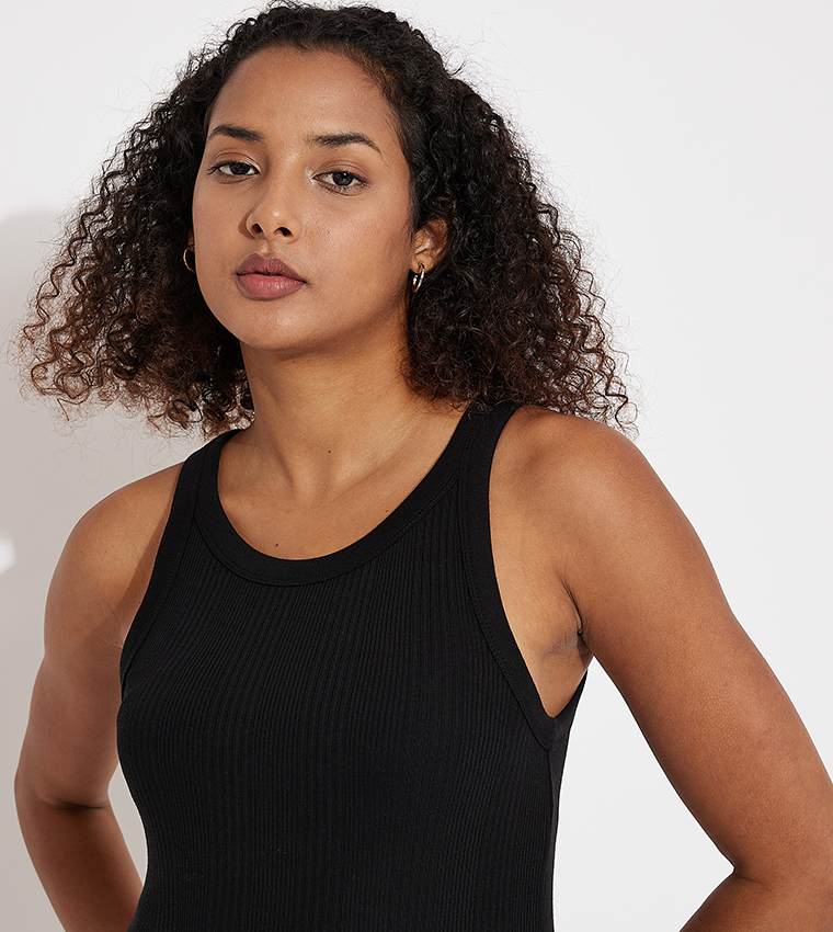 توب بدون أكمام