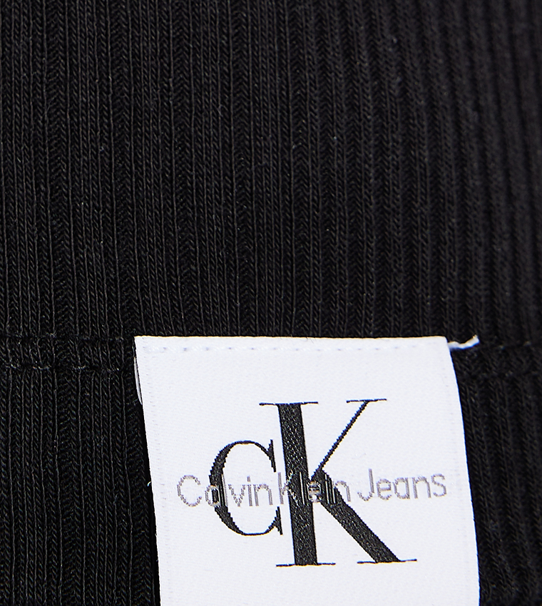 توب بدون أكمام