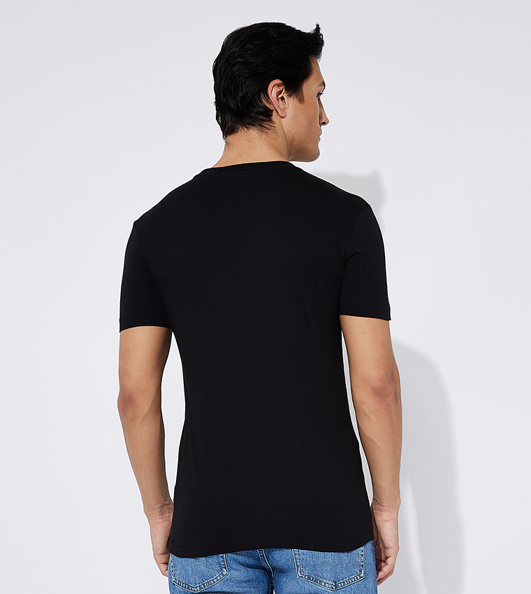 تيشيرت بأكمام قصيرة وشعار العلامة التجارية 